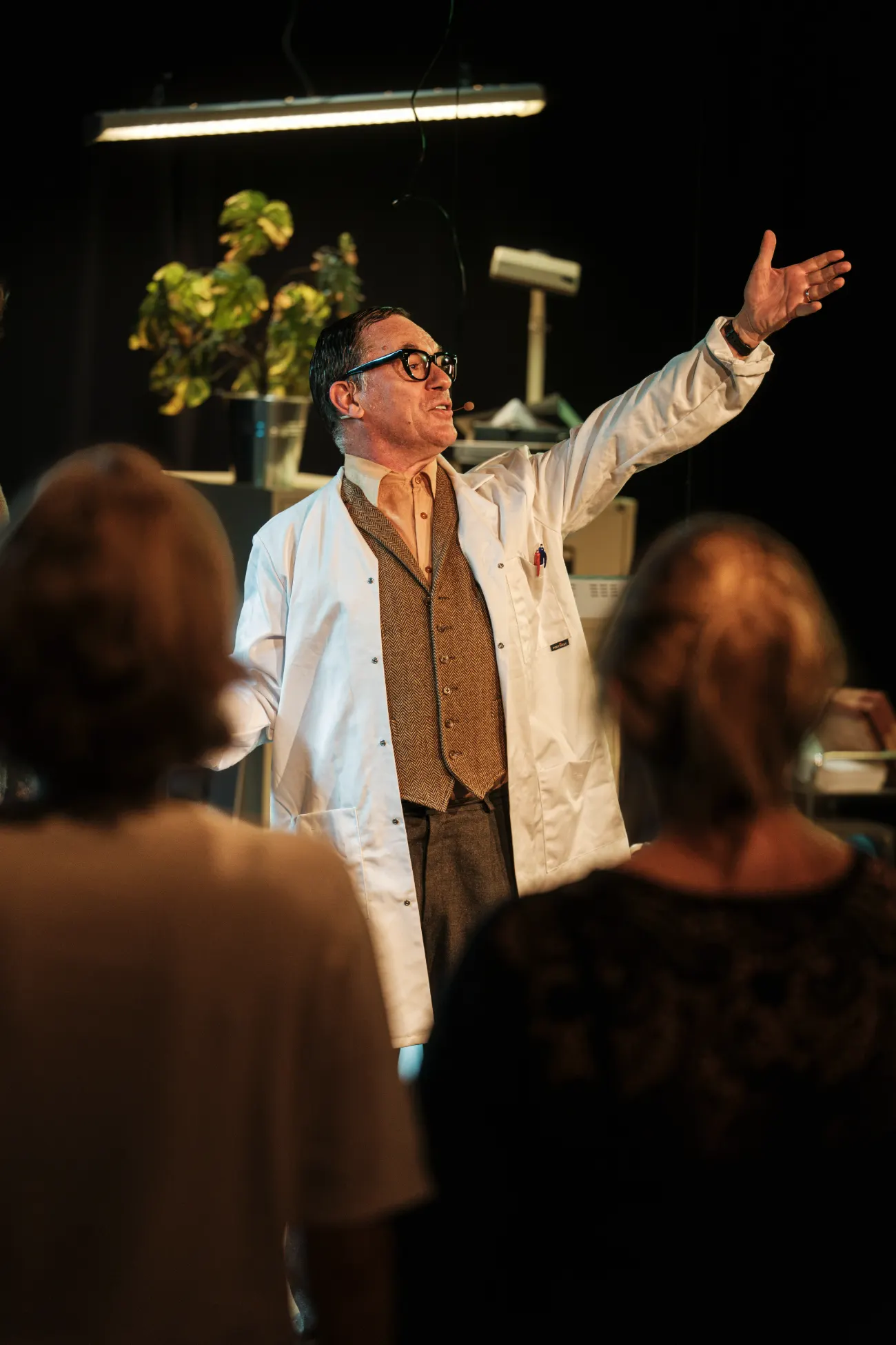 Le Professeur Loriot en blouse de laboratoire