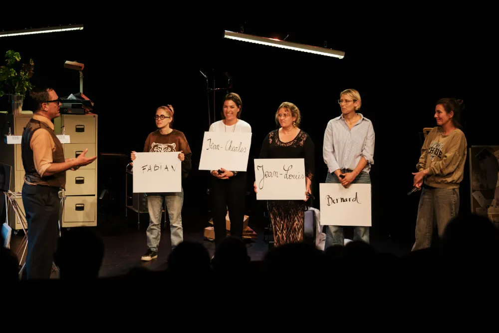Volontaires sur scène avec leurs pancartes