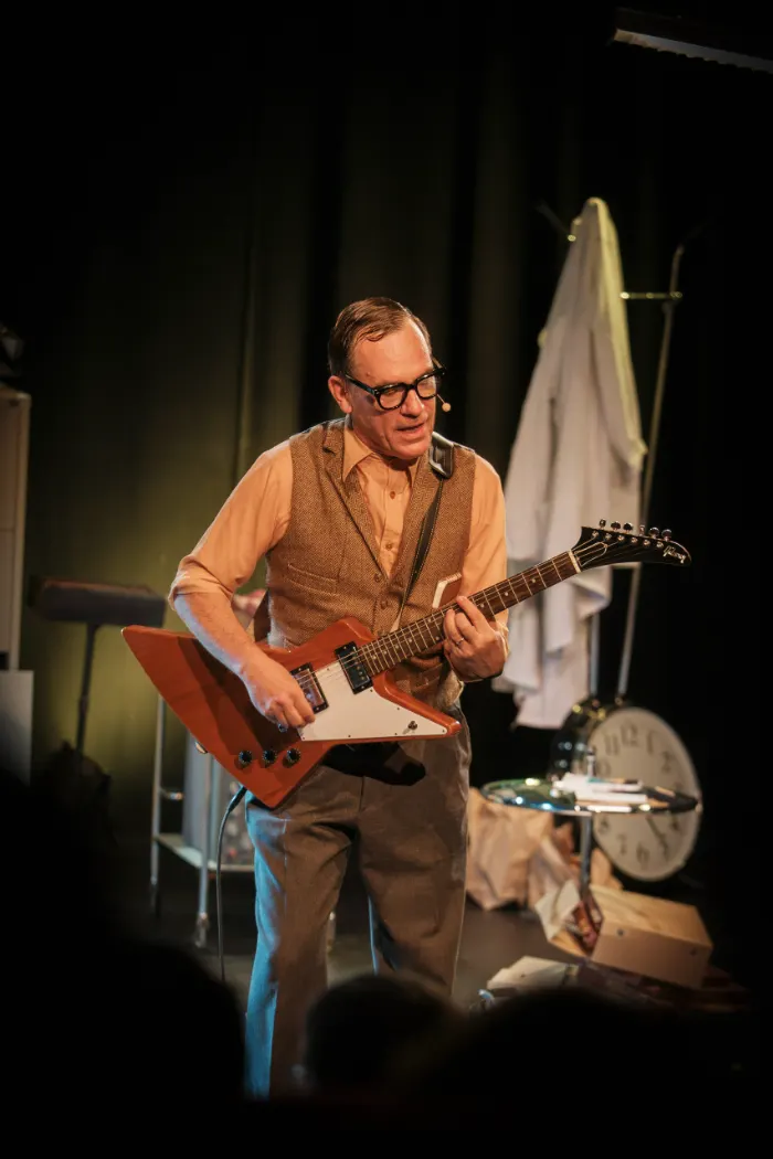 Le Professeur Loriot à la guitare